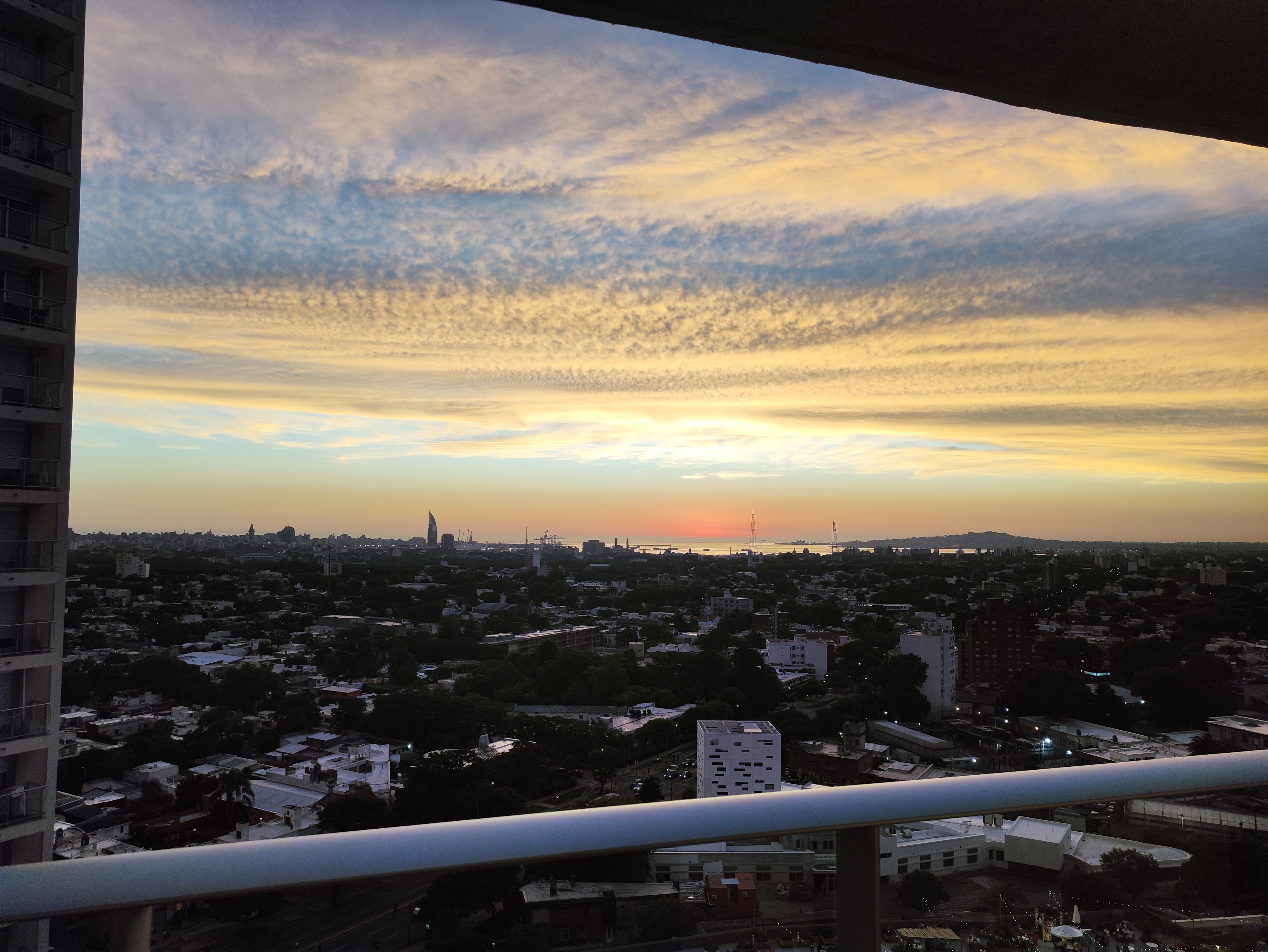 Vista de un atardecer desde el balcón en Montevideo, Uruguay.